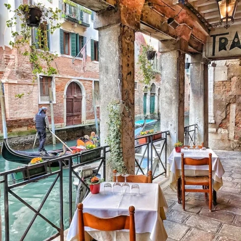 Foto van een stoel en tafel in Venetië