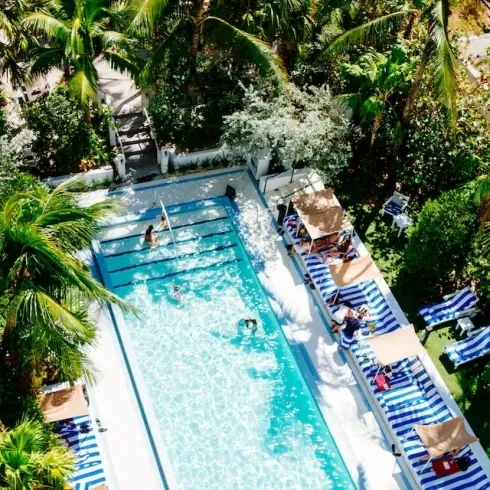 Een luxe zwembad bij een hotel