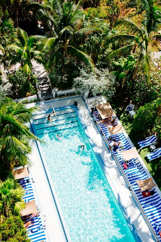 Een luxe zwembad bij een hotel