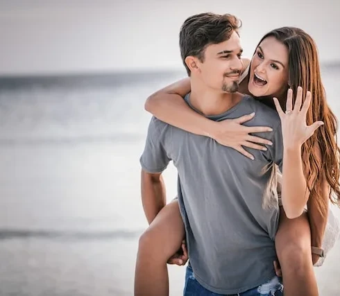 Een pasgetrouwd stel op het strand