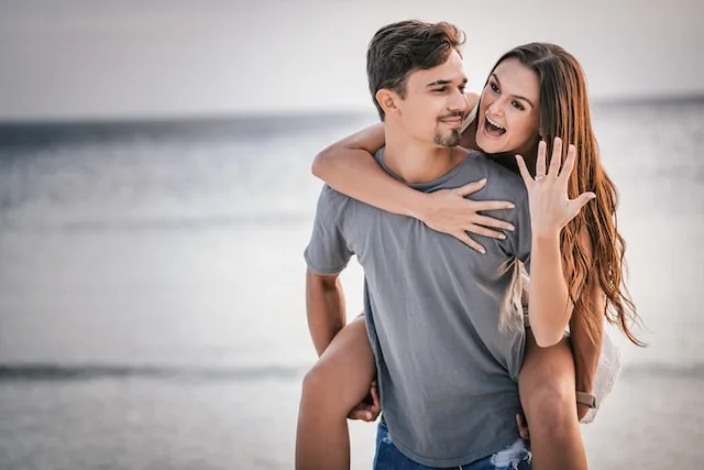 Een pasgetrouwd stel op het strand