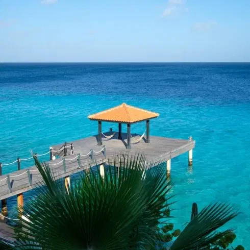 Steiger in blauw water op Sint Maarten