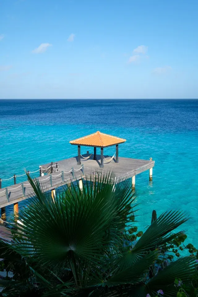 Steiger in blauw water op Sint Maarten