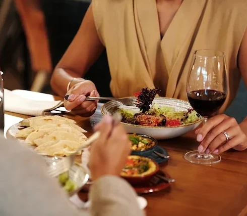 stel dat samen uit eten is en wijn drinkt.