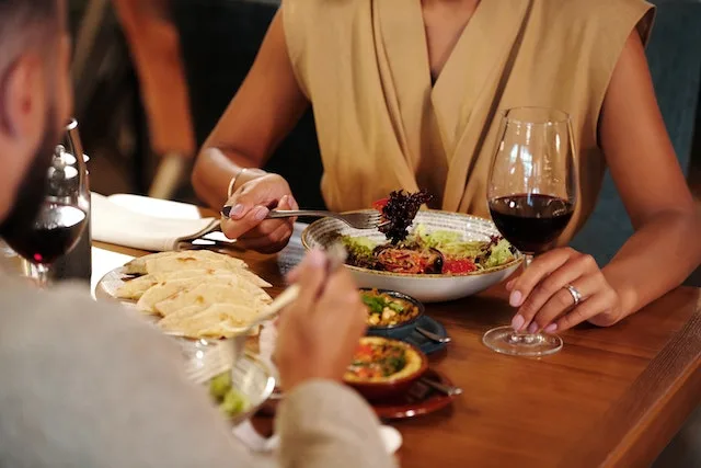 stel dat samen uit eten is en wijn drinkt.