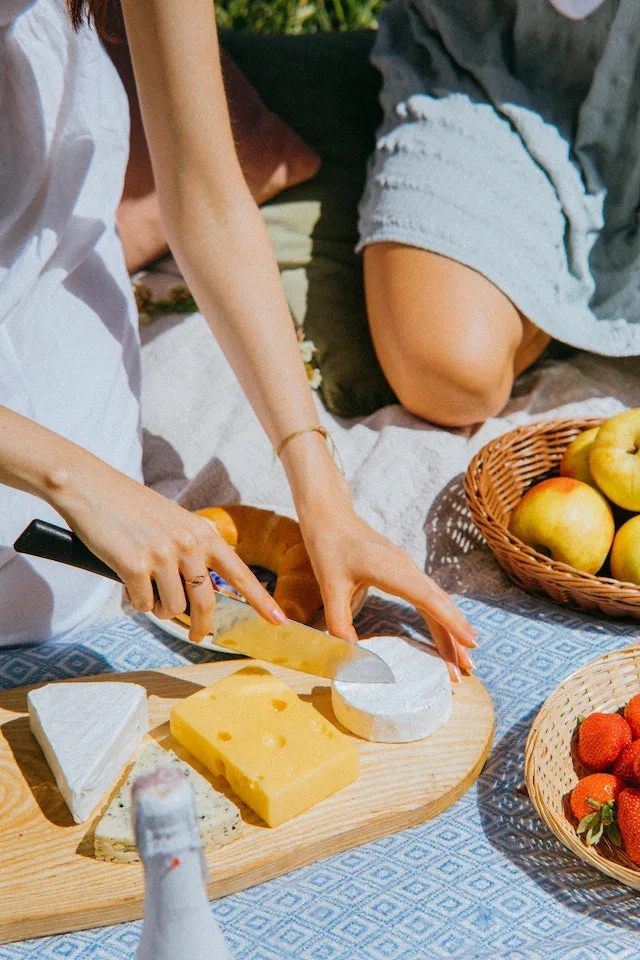 Franse kaas snijden tijdens picnick.