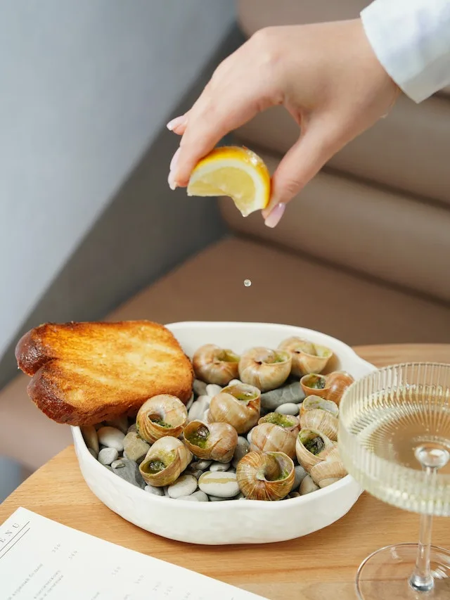 Franse slakken koken, citroen eroverheen doen.