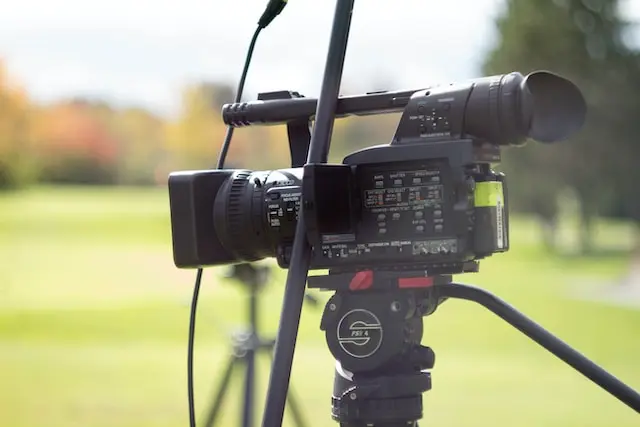 Een videocamera op een grasveld