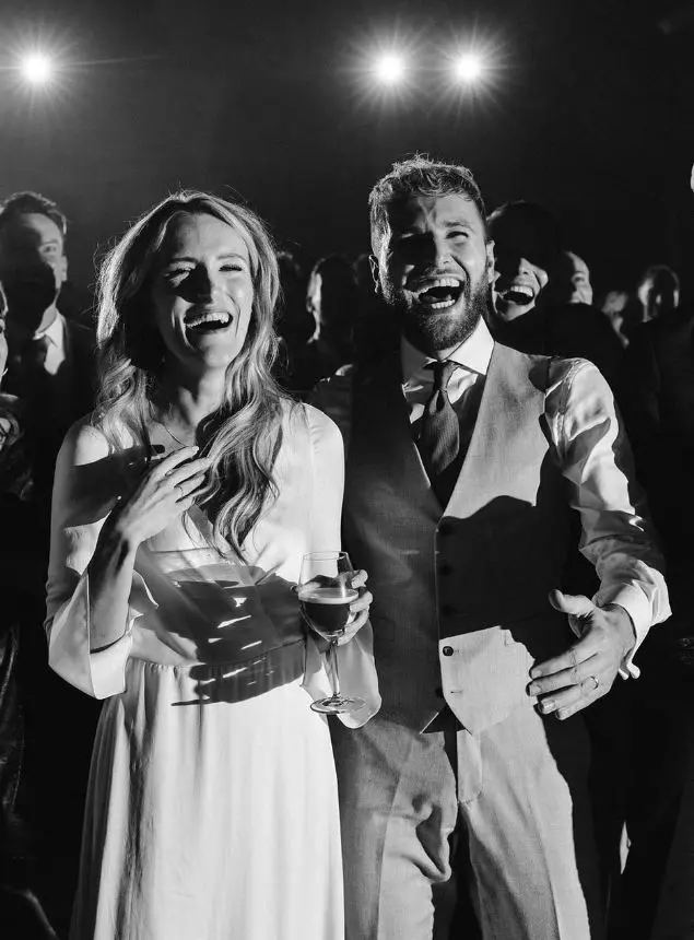 Suzan en Freek die aan het lachen zijn op hun bruiloft