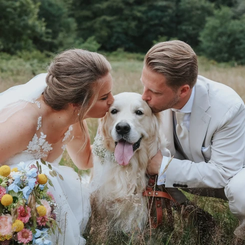 Bruidspaar tijdens shoot in het bos met golden retriever.