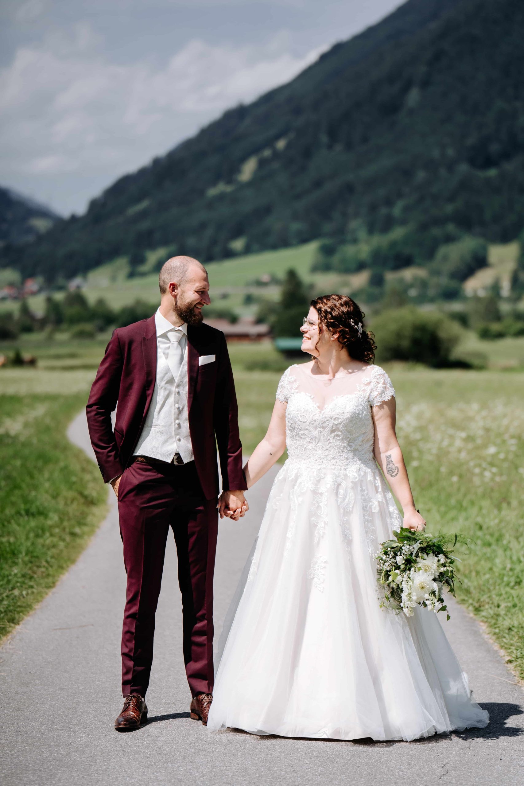 Bruidspaar in Oostenrijk tussen de bergen.
