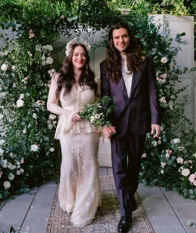 Trouwfoto van Kat Dennings en Andrew W.K.