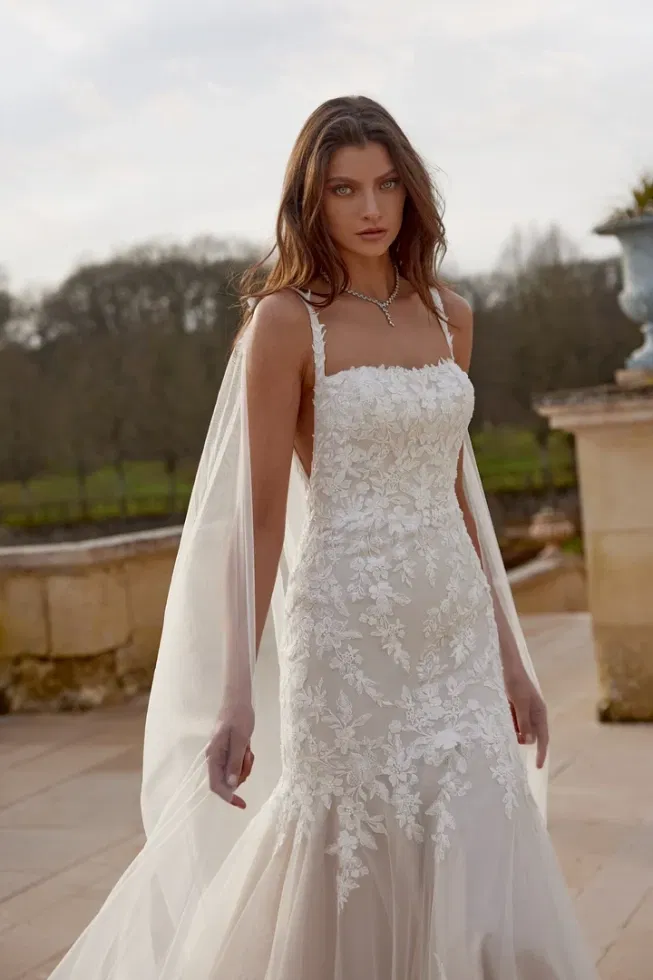 Sprankelende kant trompet jurk met vierkante halslijn en dramatische sleep