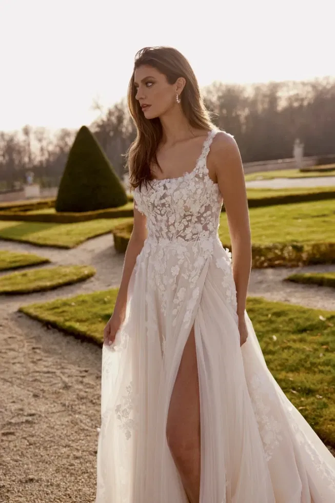 Tule A-lijn jurk met vierkante halslijn en 3D applicaties.