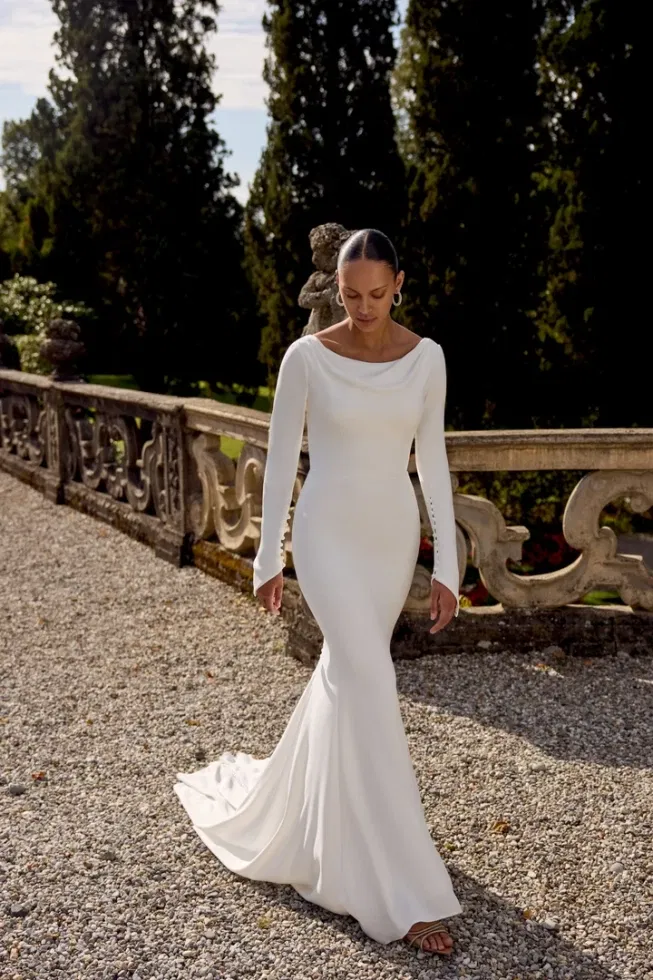 Stretch Crepe Fit and Flare Jurk met hoge halslijn en lage rug.