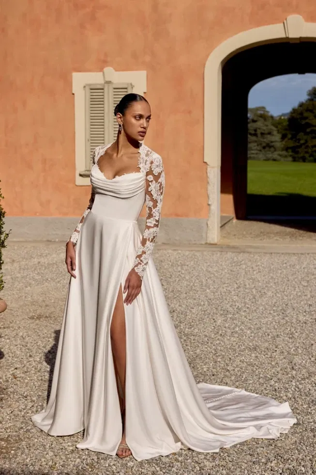 Charmeuse A-lijn jurk met gekoord Alençon kant Queen Anne halslijn.