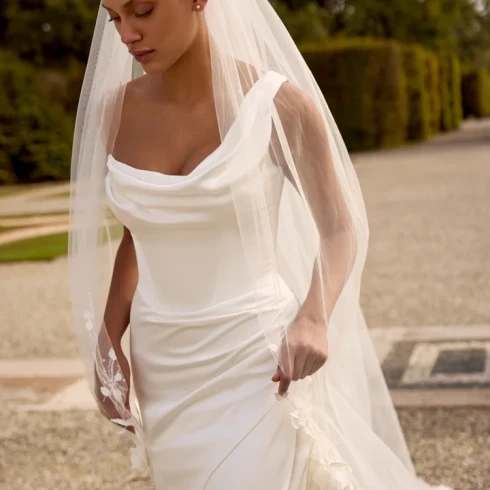 Charmeuse Fit and Flare-jurk met gedrapeerde schouderhalslijn.