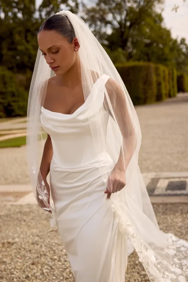 Charmeuse Fit and Flare-jurk met gedrapeerde schouderhalslijn.