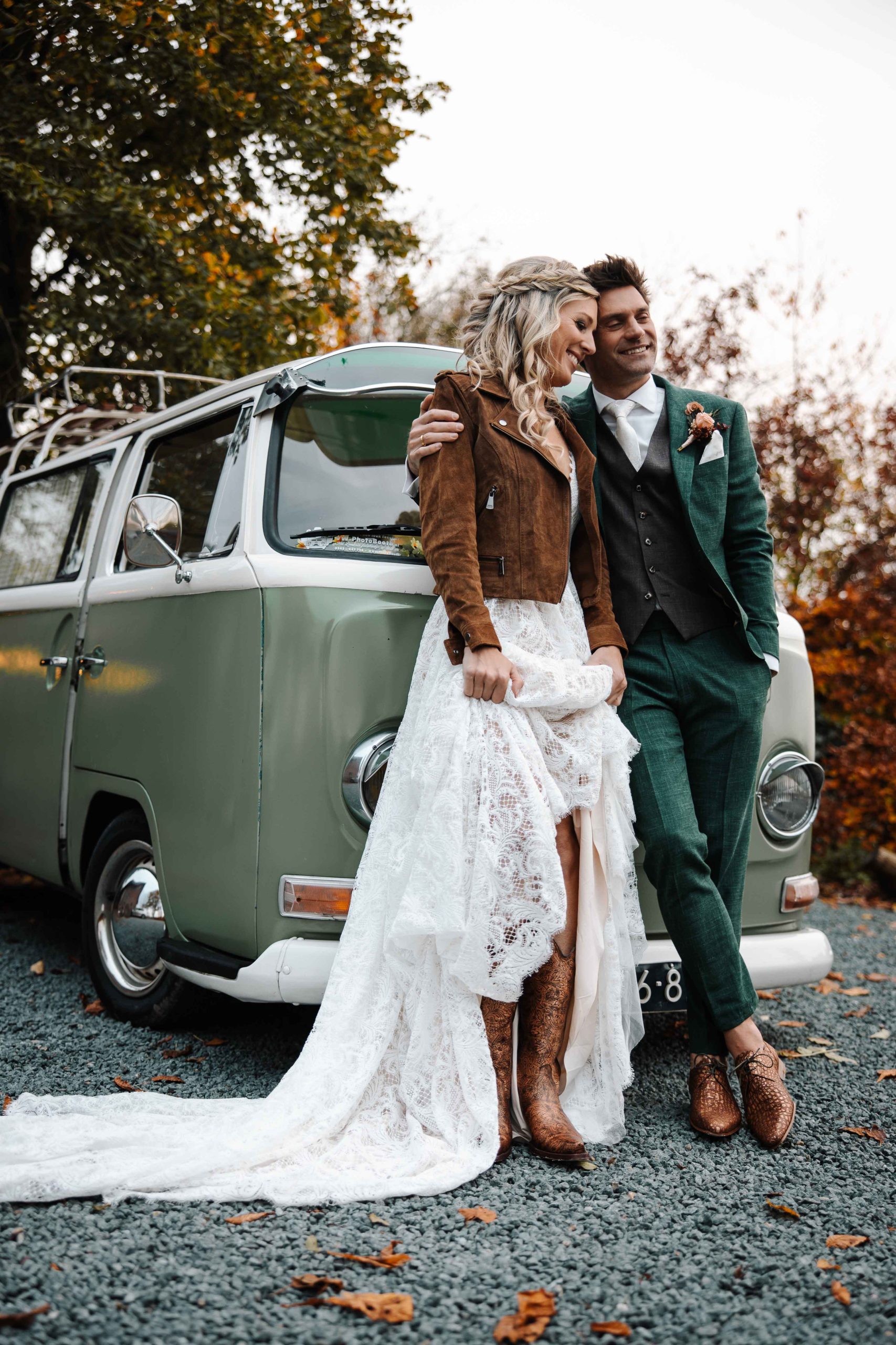 Bruidspaar voor oldtimer bus als trouwvervoer.