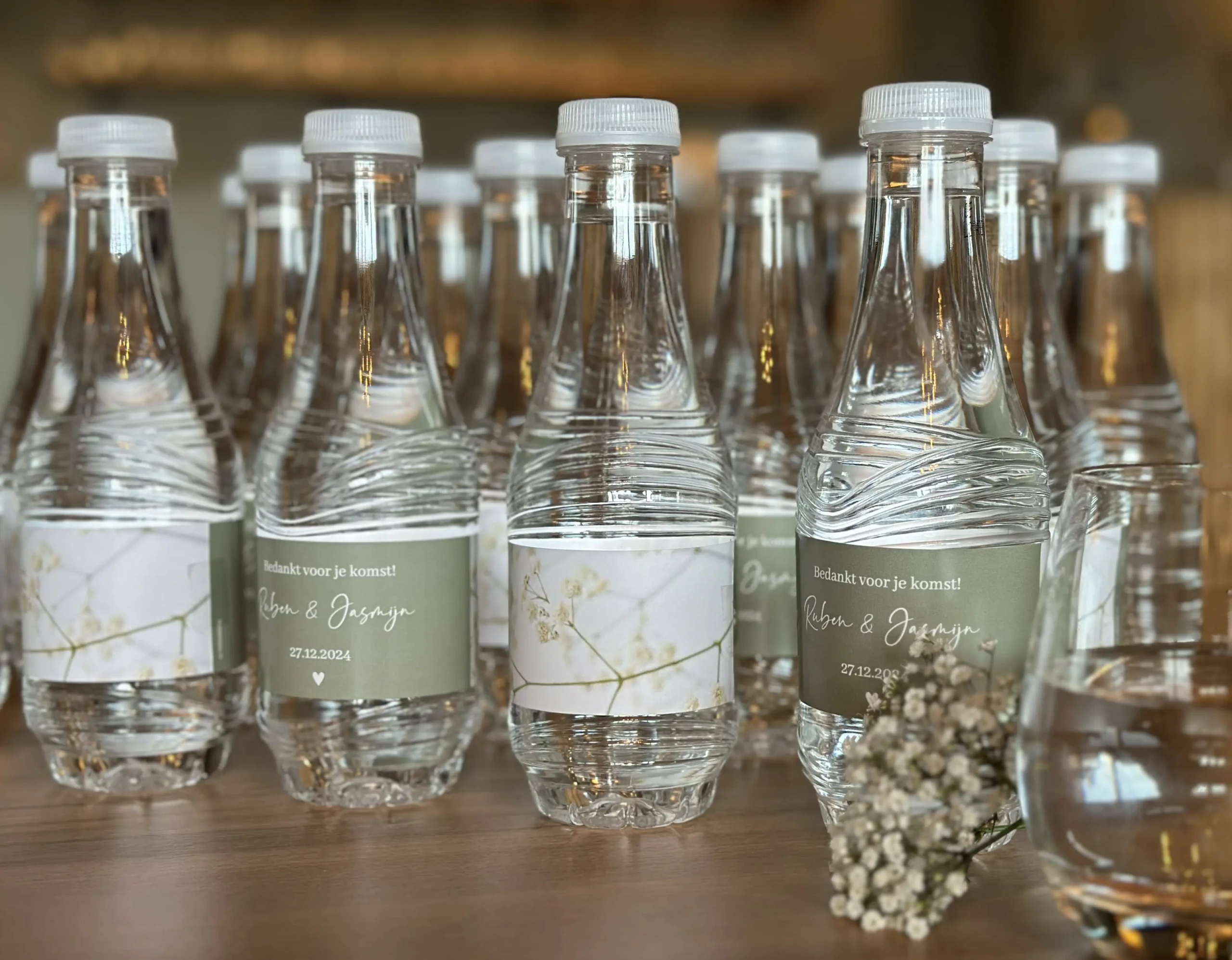 gepersonaliseerde flesjes water als huwelijksgeschenk.