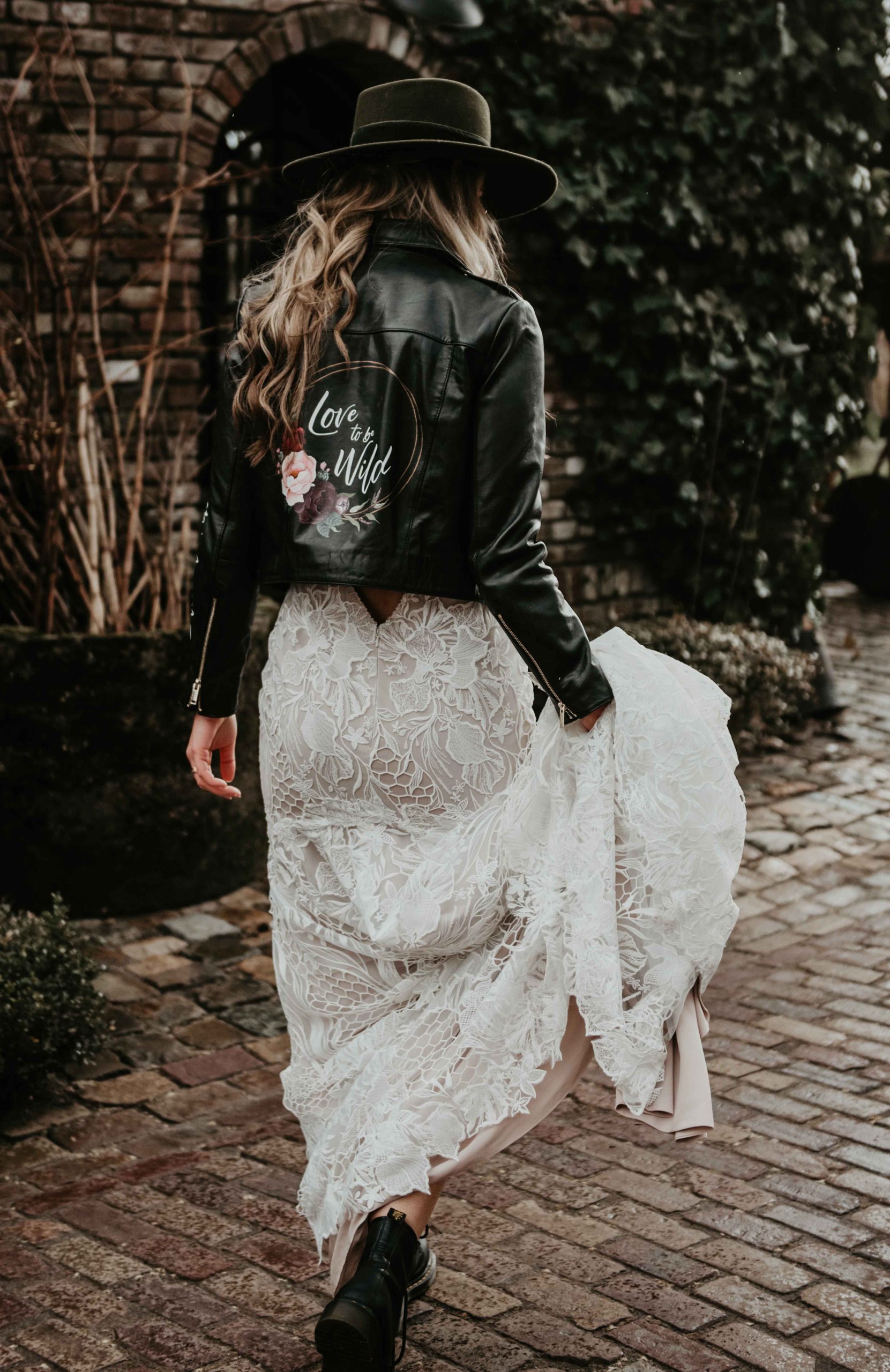 Bruid van achterkant met beschilderd nep-leren jasje.