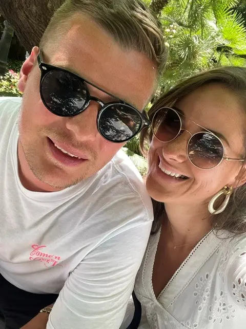 Jong stel op vakantie in zomerse kleding en zonnebrillen. Selfie.