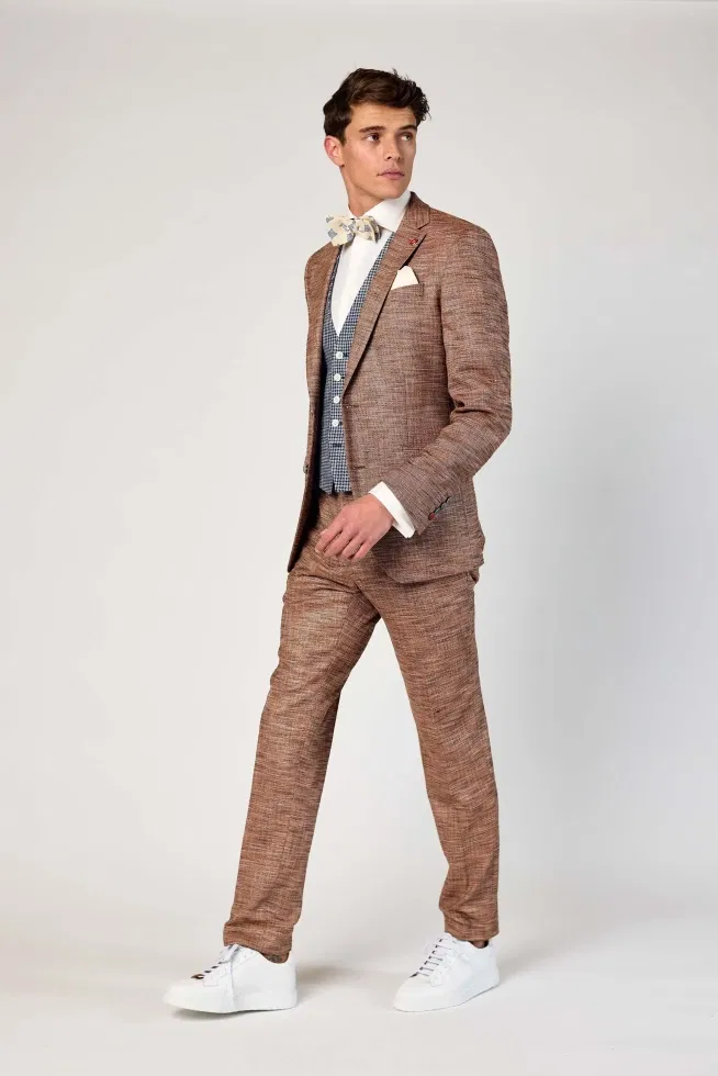 Lopende man in bruin trouwpak van Jac Hensen.