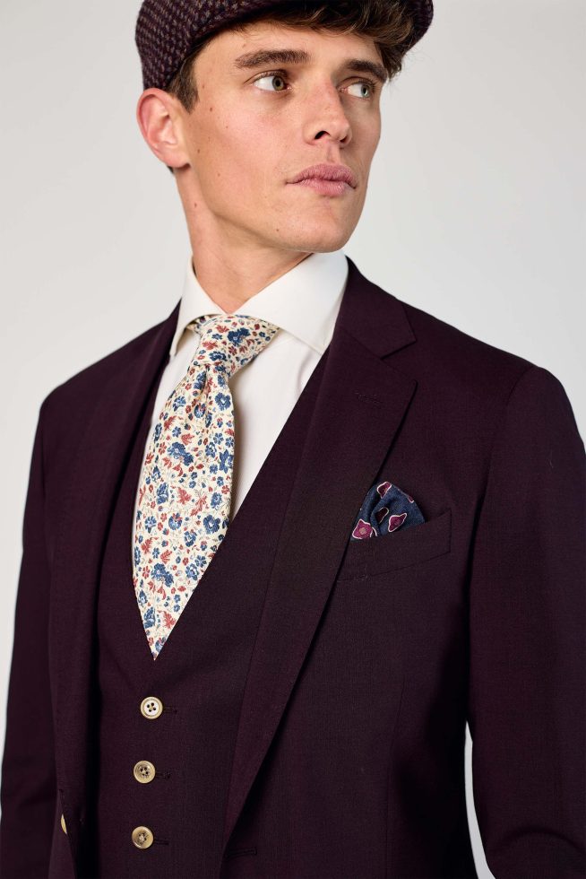 Man in bordeaux trouwpak van Jac Hensen.