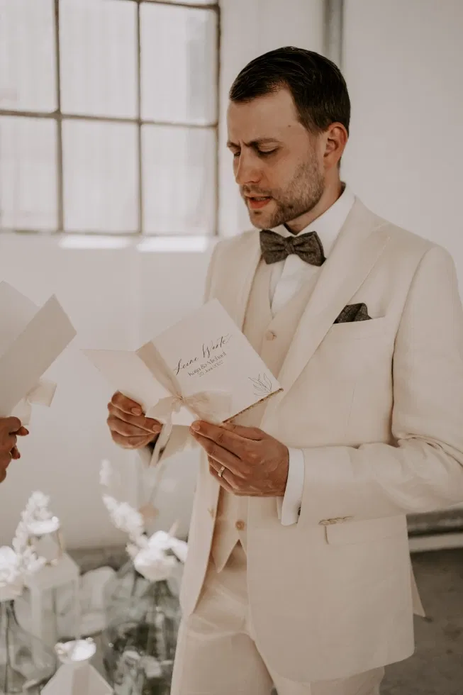 bruidegom leest persoonlijke geloftes voor