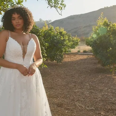 Donker getinte vrouw in een mooie witte bruidsjurk van Casablanca