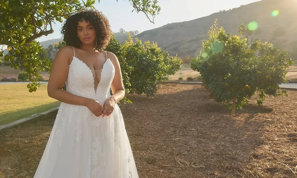 Donker getinte vrouw in een mooie witte bruidsjurk van Casablanca