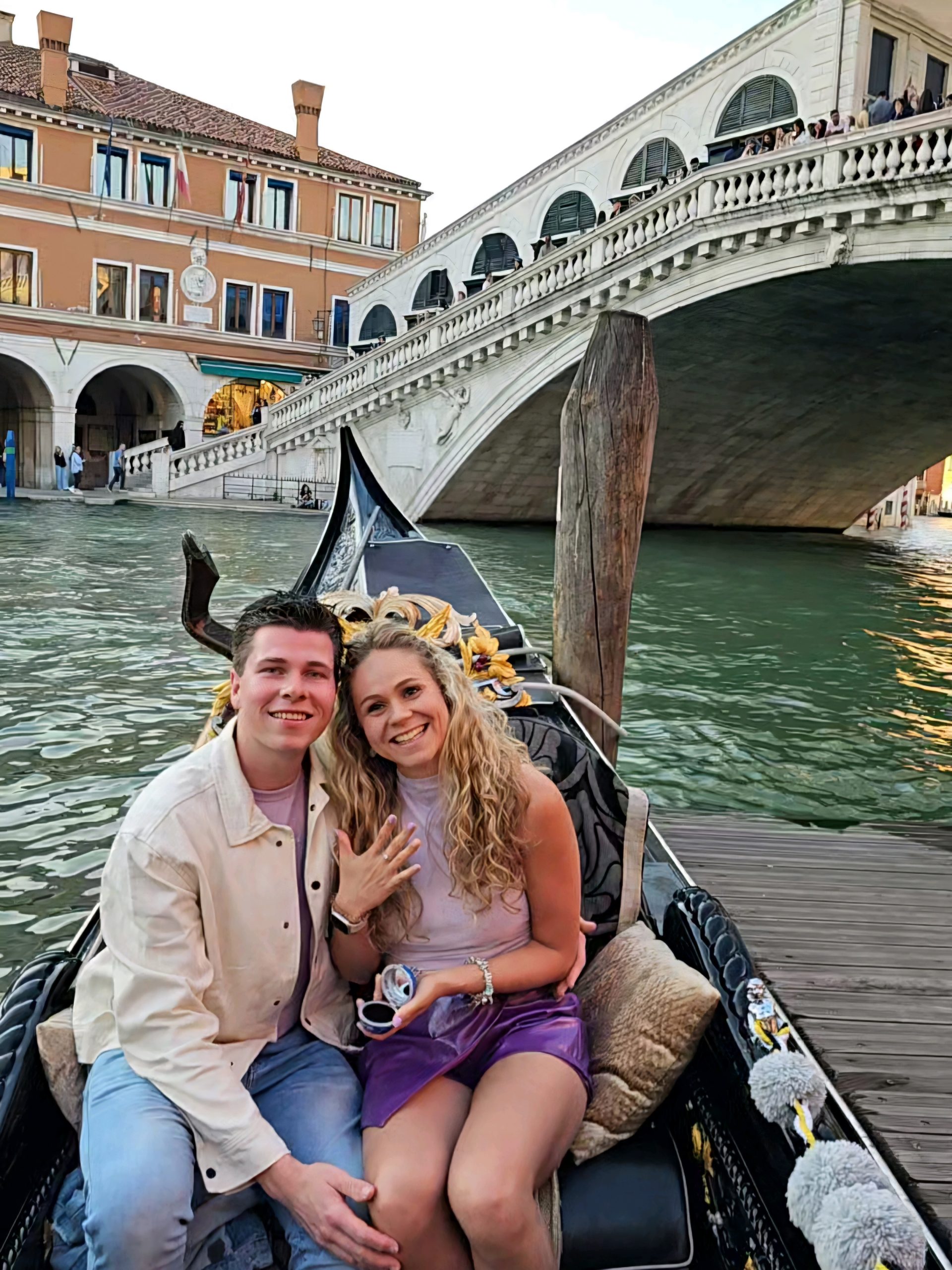 Koppel in gondel tijdens aanzoek