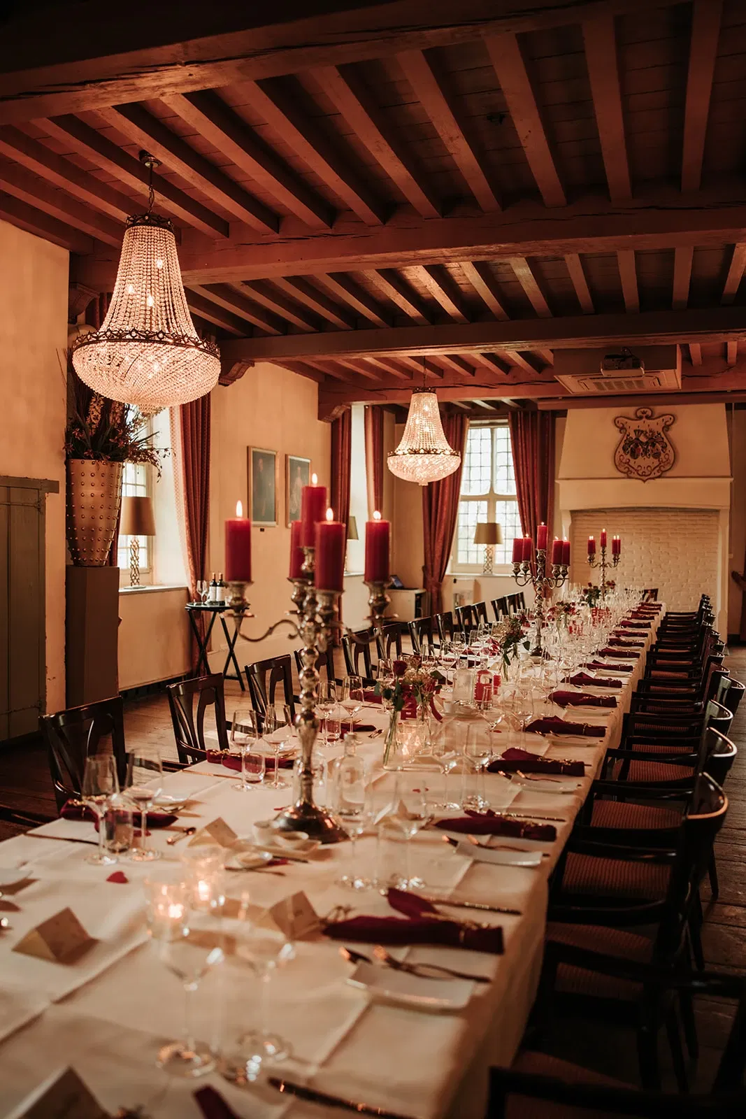 Dinertafel opgemaakt met rode accenten.