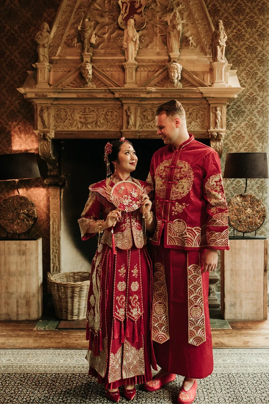 Bruidspaar in traditionele Chinese kleding staat naast elkaar.