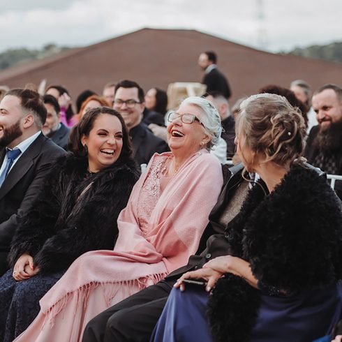 Bruiloftsgasten in ceremonie opstelling.
