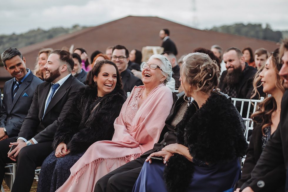 Bruiloftsgasten in ceremonie opstelling.