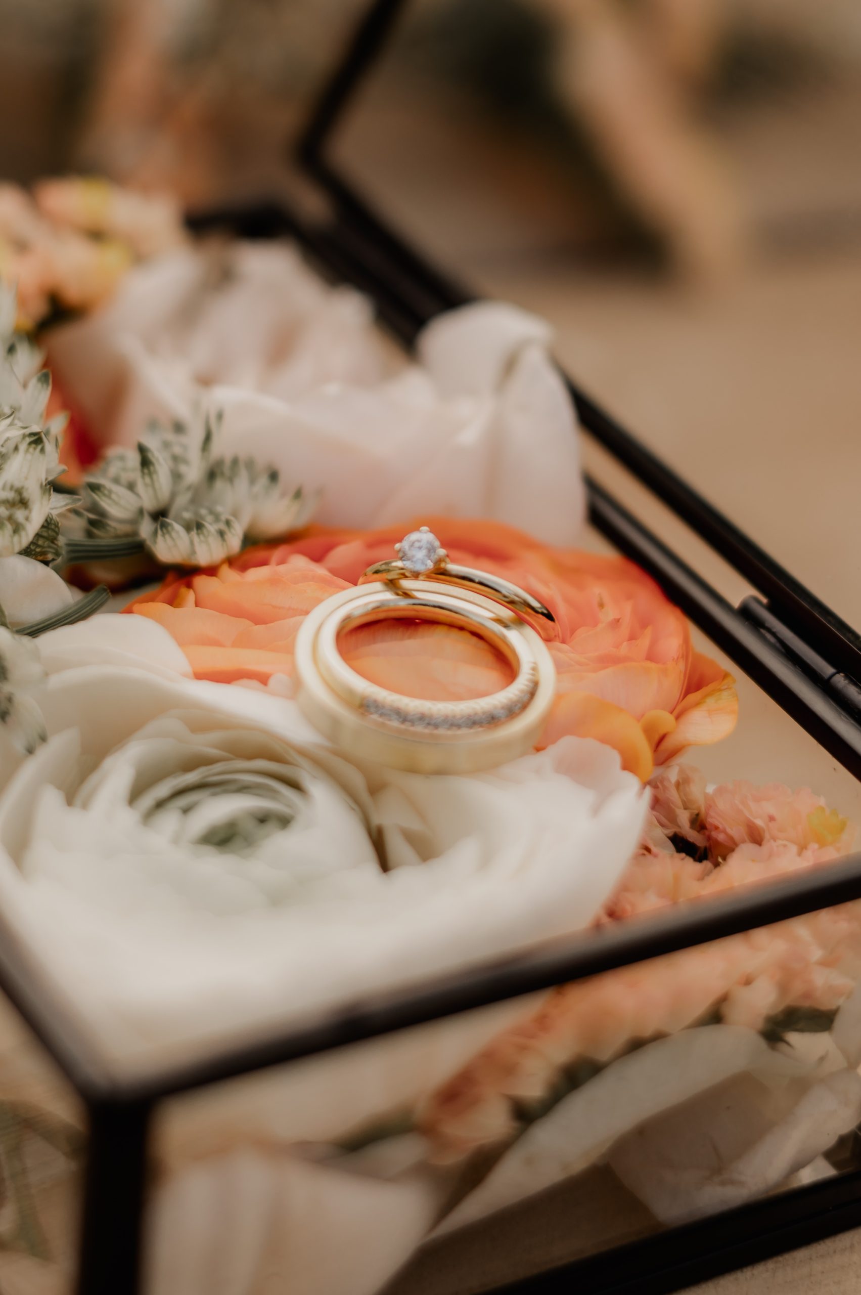 ringendoos met bloemen en trouwringen erin