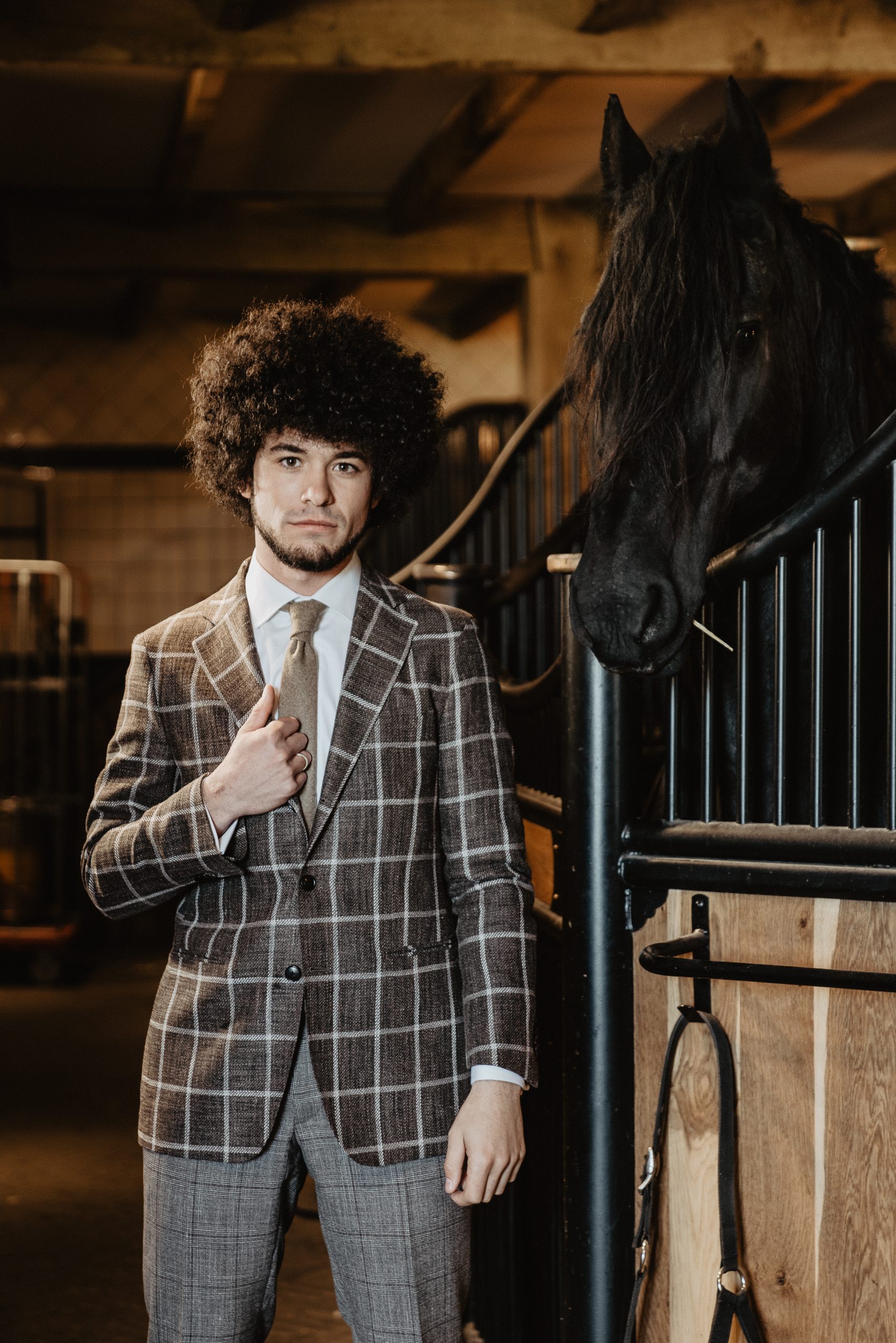 Bruidegom in ruit trouwpak