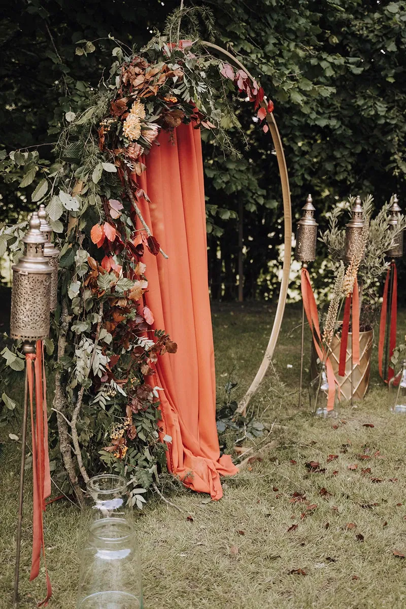 Boho-bruiloft boog ceremonie met bloemen en doek