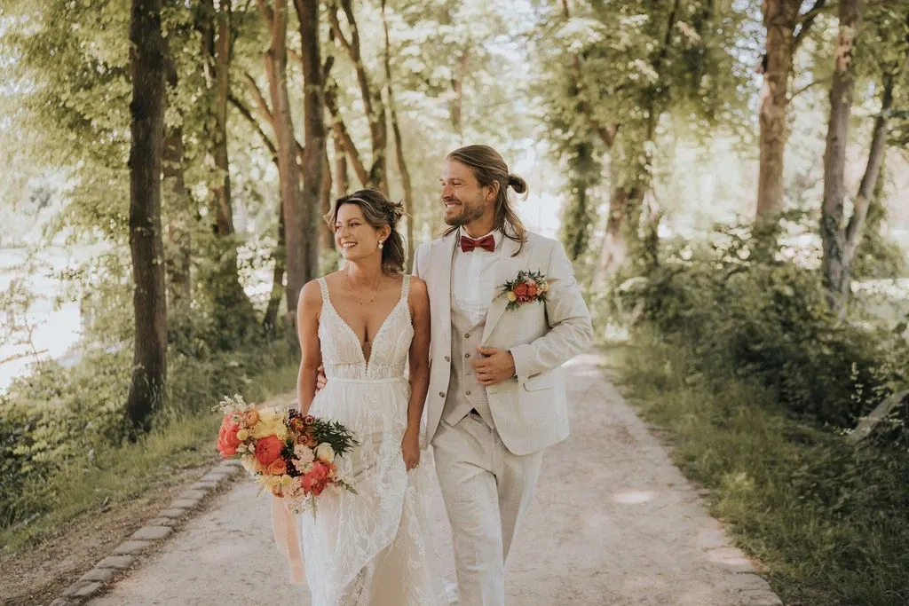 boho-bruidspaar loopt hand in hand