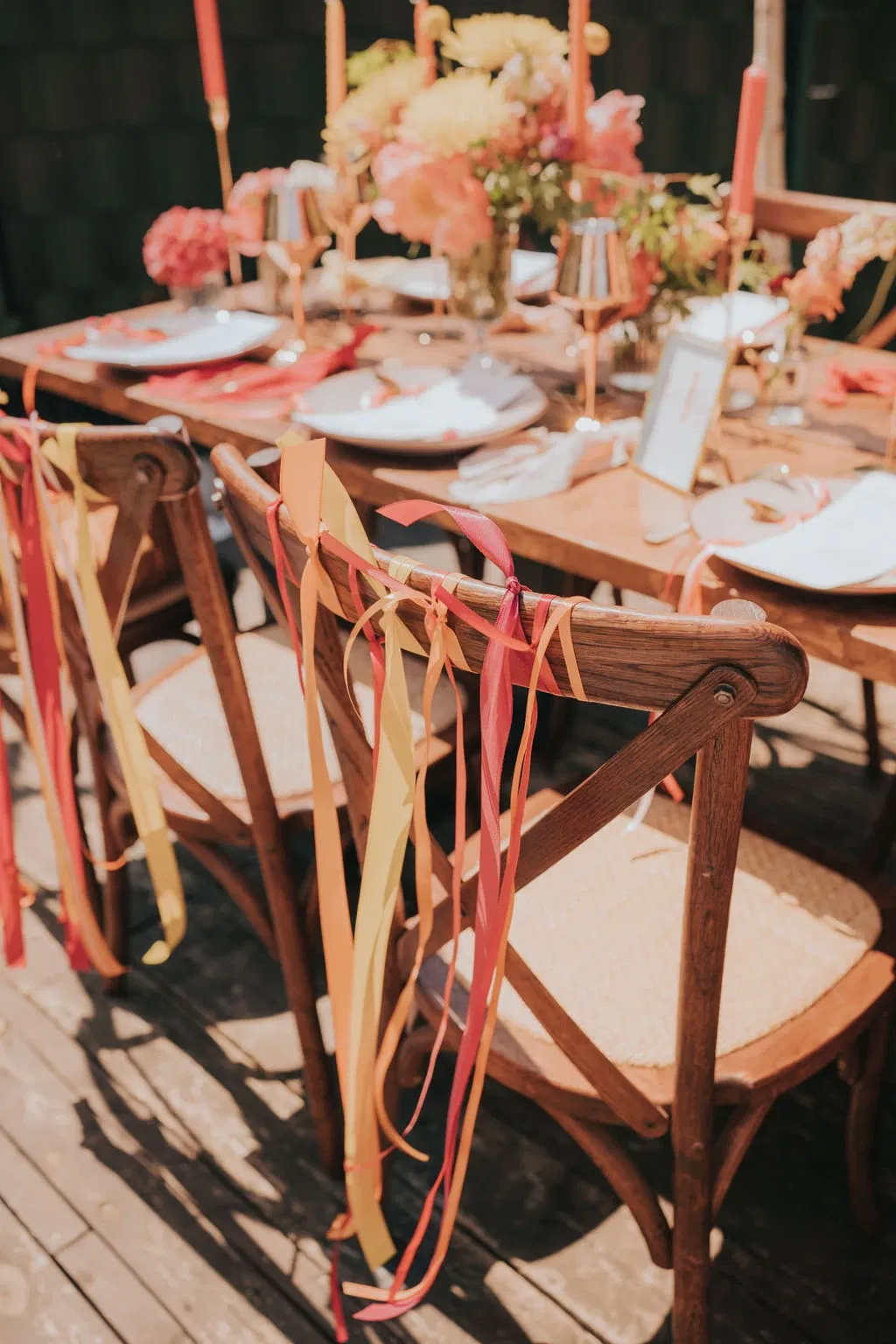boho-bruiloft dinersetting stoelen versierd met kleurrijke linten