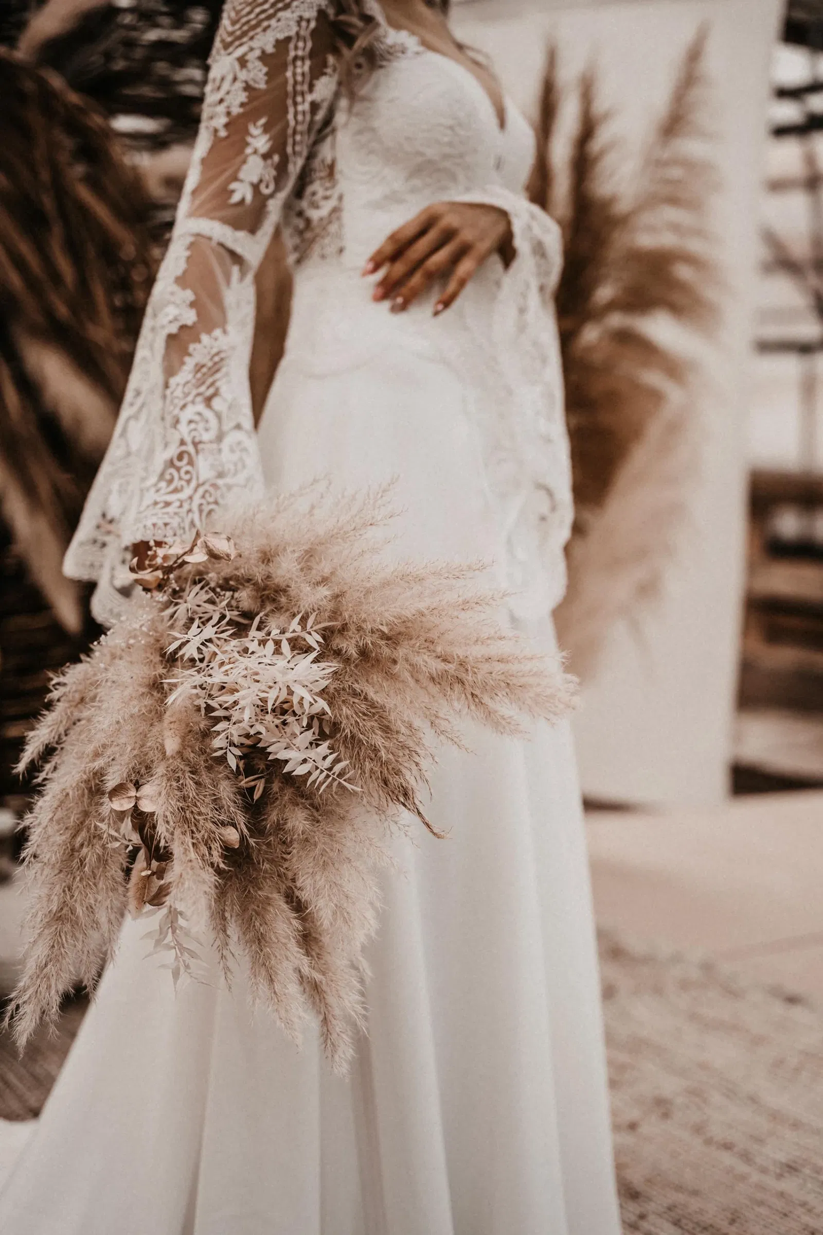 boho-bruid met pampasgras boeket