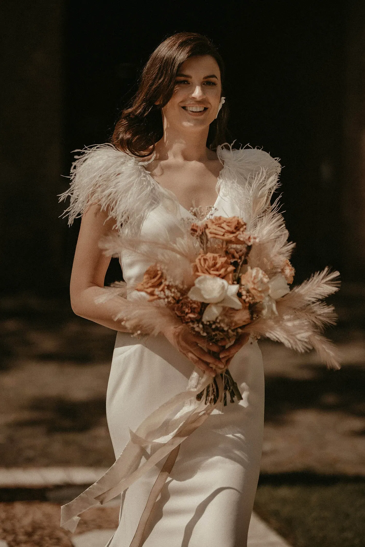 boho-bruid met pampasgras en bloemen bruidsboeket