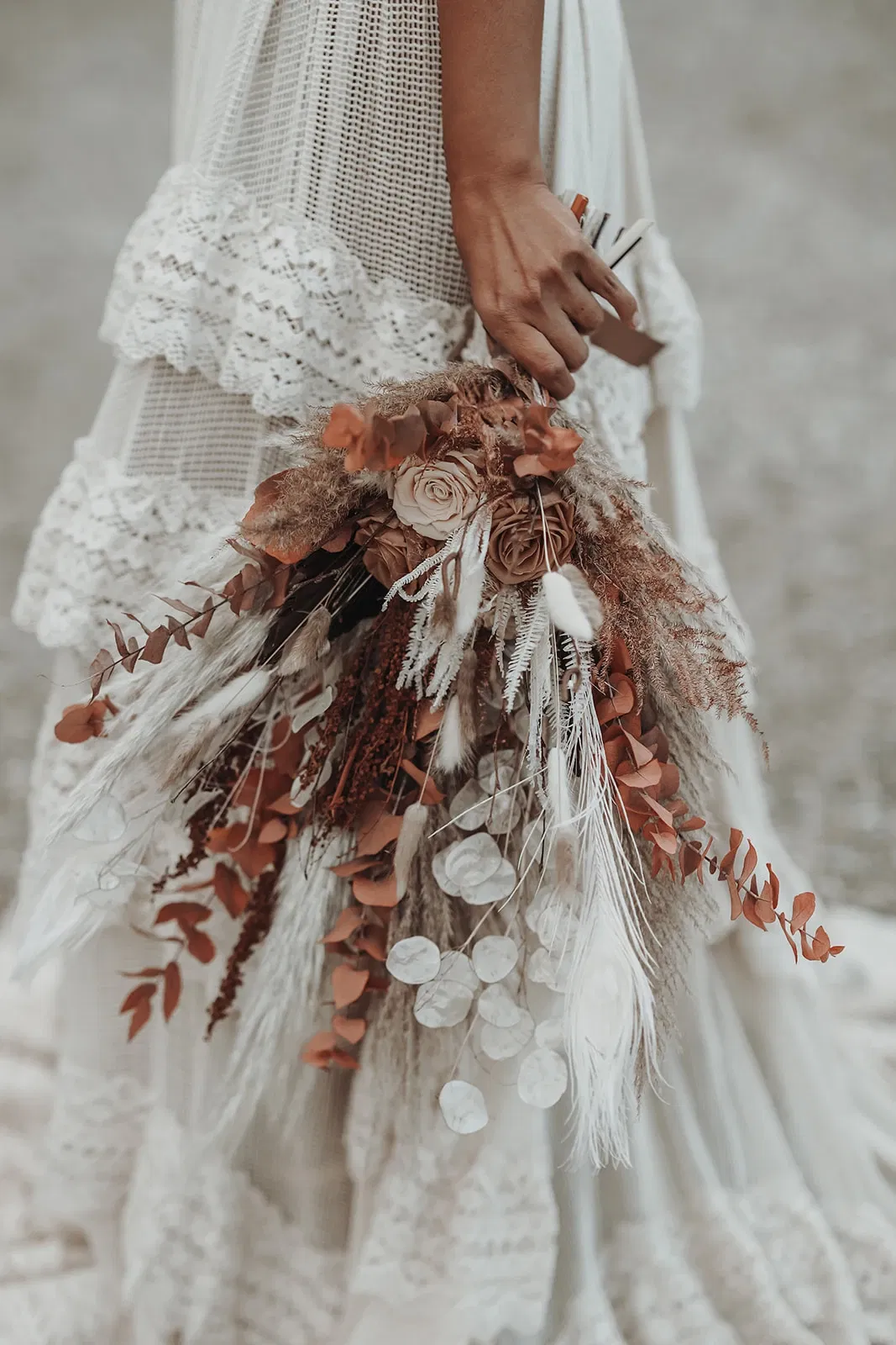 boho-bruid met pampasgras bruidsboeket