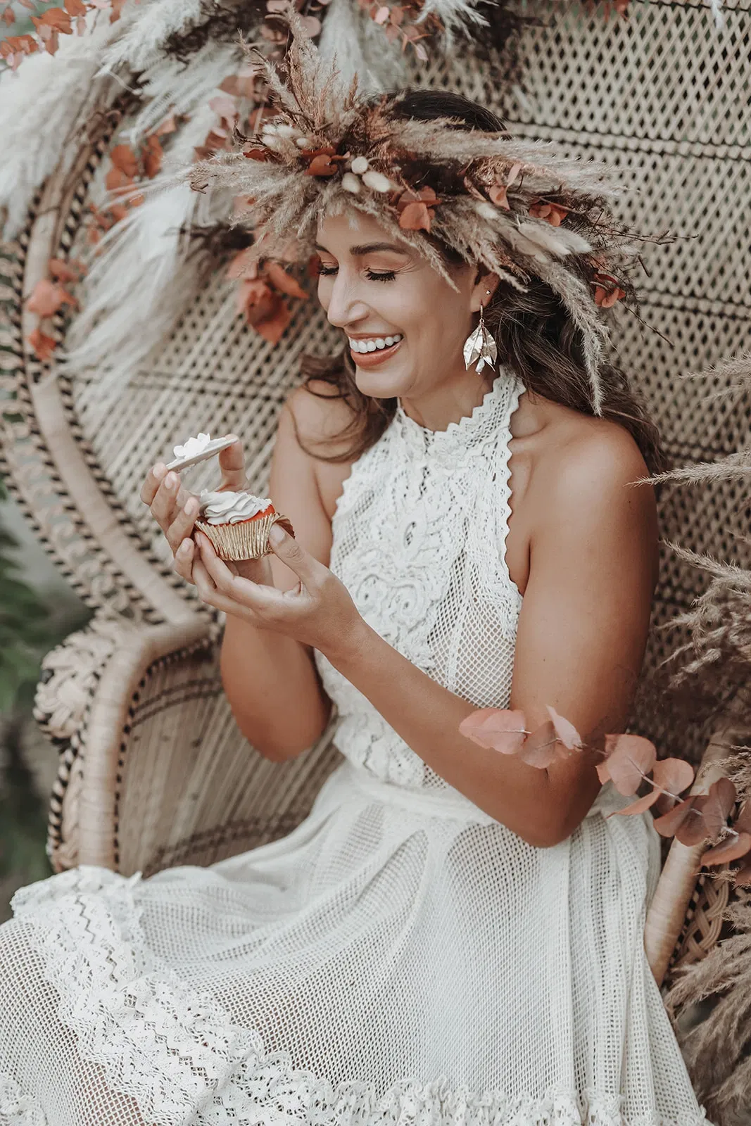 boho-bruid in rieten stoel