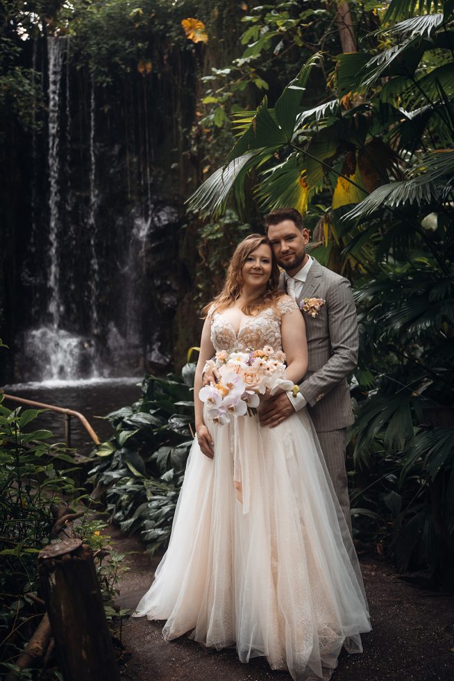 Bruidspaar in Burgers' Bush jungle met waterval op de achtergrond