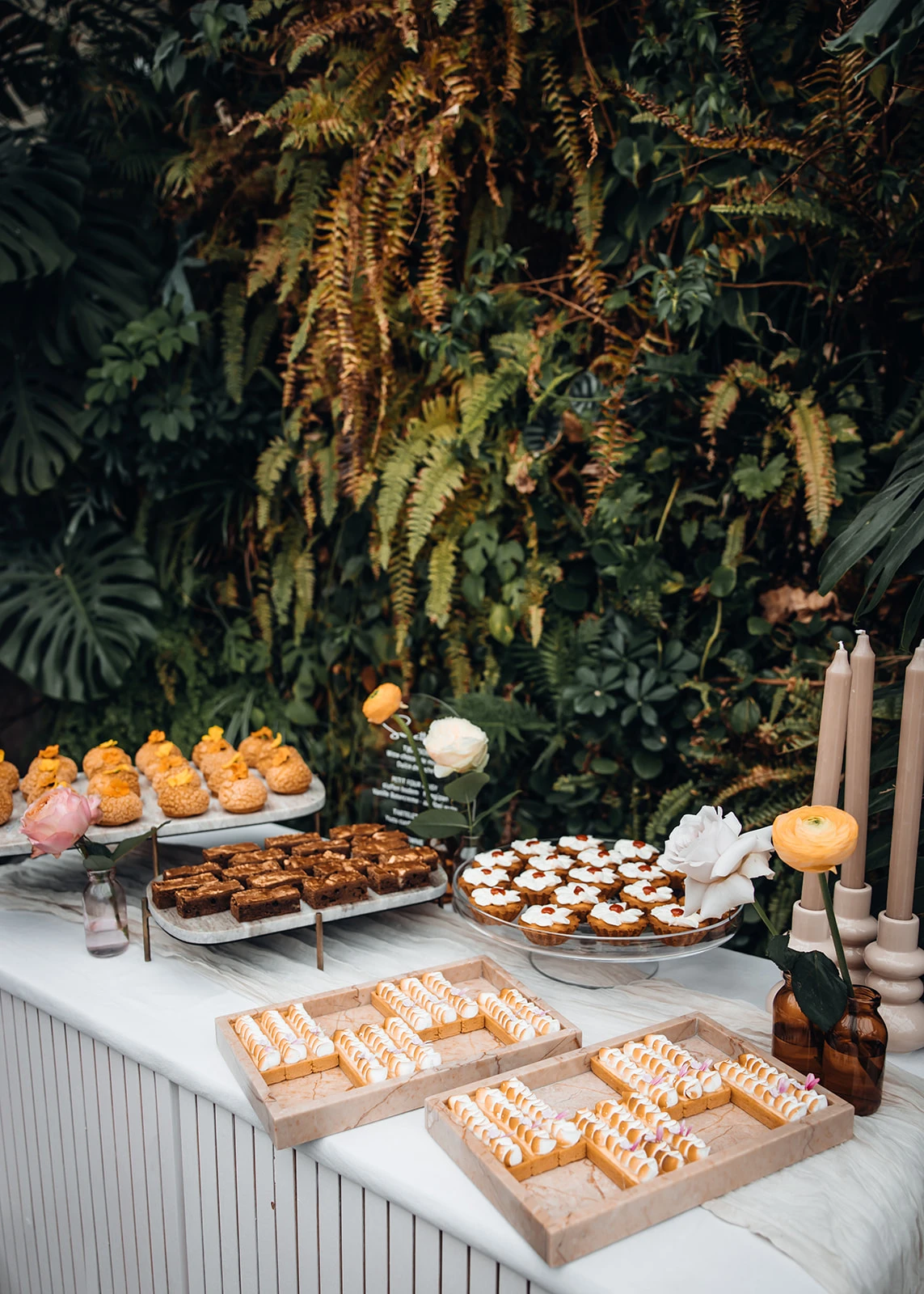 Sweet table vol lekkernijen.