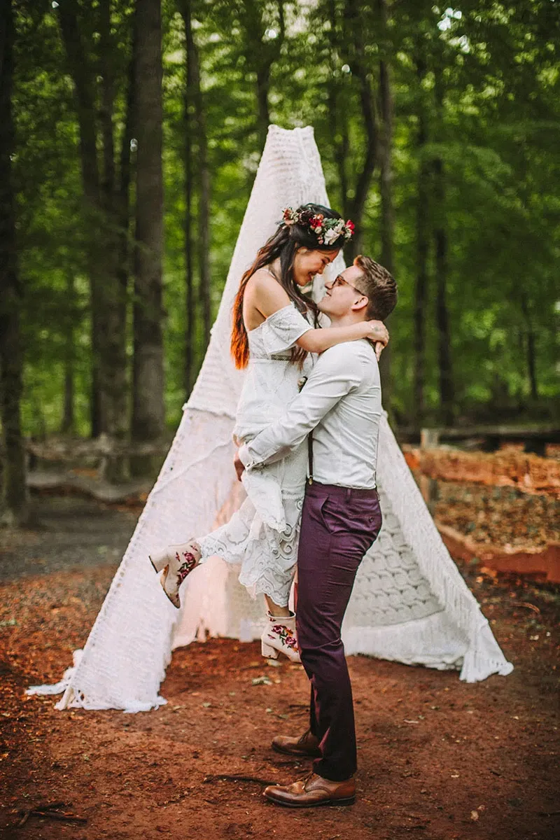 boho-bruiloft, bruidspaar kust voor tipi