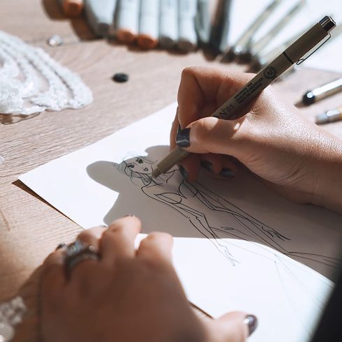 Schetsen, ontwerpen van een bruidsjurk