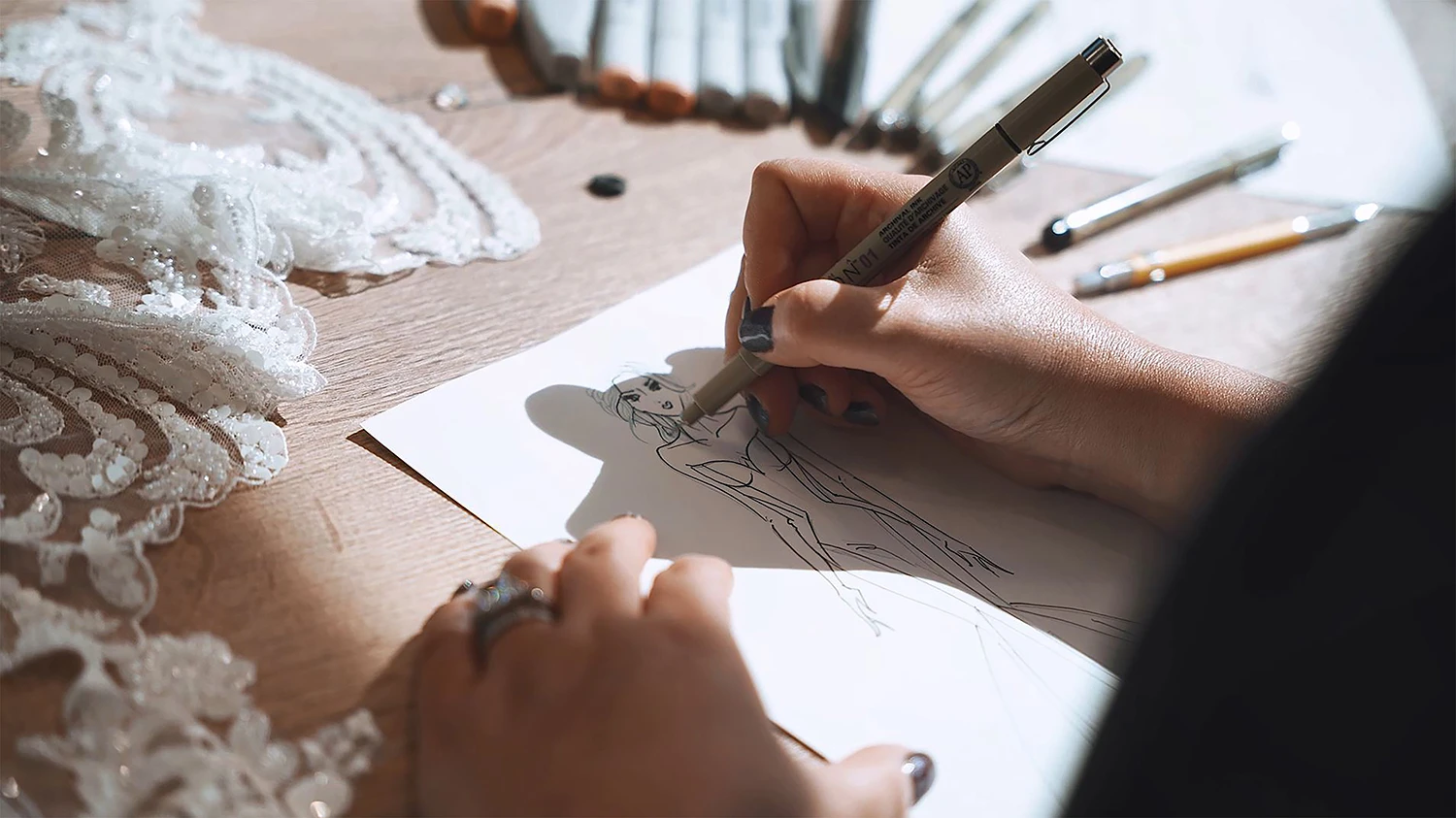Schetsen, ontwerpen van een bruidsjurk